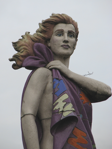 902984 Detail van een sculptuur van een vrouwenfiguur voor het schoolgebouw van de NIMETO (Smijerslaan 2) te Utrecht: de kop.